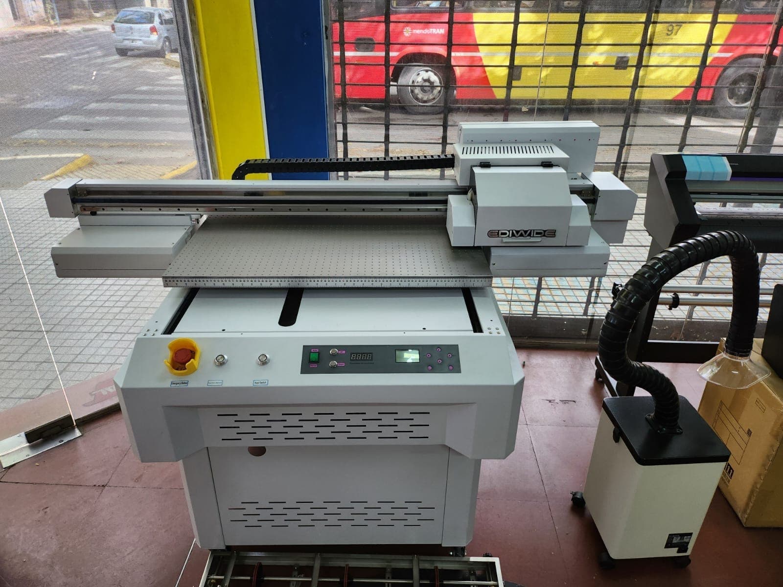 Máquina Ediwide de gran formato — equipos disponibles en showroom
